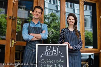 微笑的咖啡厅服务员 咖啡服务的艺术与温度