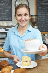 咖啡厅里的服务艺术 一杯咖啡连接客户与服务员