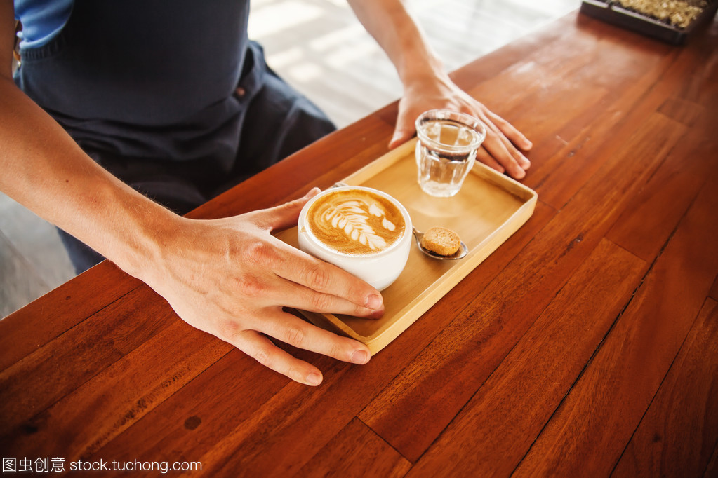 木桌边的一杯拿铁 咖啡服务中的静好时光